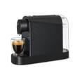 Dárek Černý kávovar Cafissimo PURE + v hodnotě 999 Kč Perfektní espresso, caffè crema a překapávaná káva z jednoho kávovaru stisknutím tlačítka. Rozmanitý výběr káv díky širokému sortimentu kapslí Tchibo